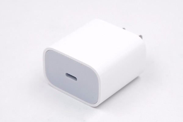 蘋(píng)果18W的USB PD充電器（圖片來(lái)歷網(wǎng)絡(luò)）