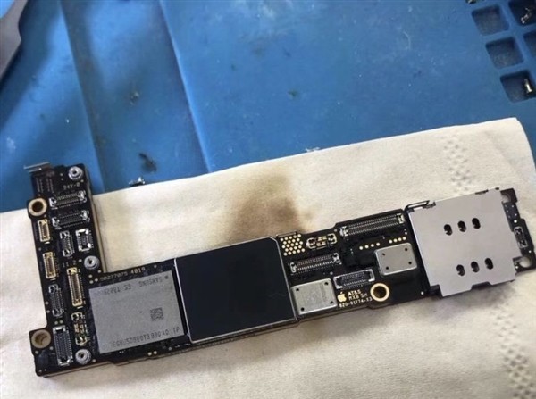 iPhone 12主板曝光：造型更緊湊更細(xì)長(zhǎng) 內(nèi)存有驚喜